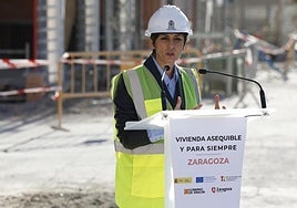 Isabel Rodríguez, ministra de Vivienda, durante el inicio de las obras de un parque de vivienda asequible en Zaragoza.