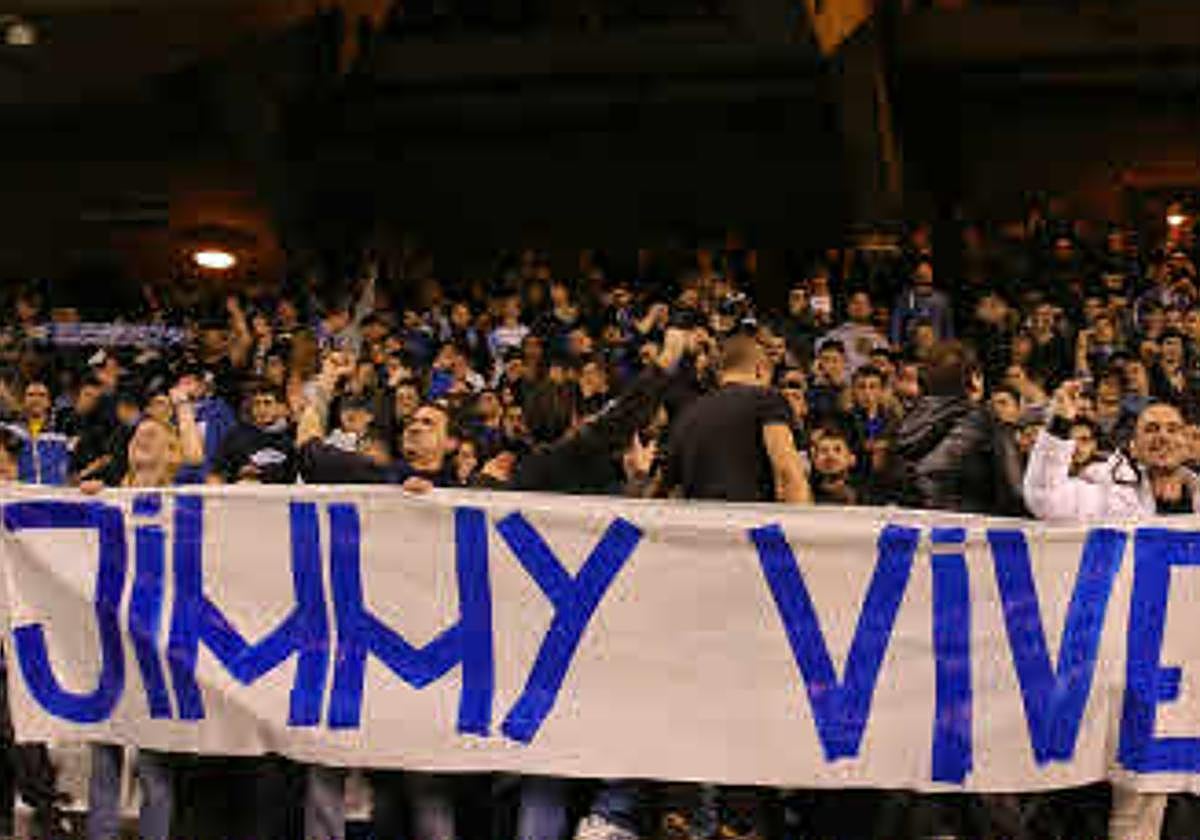 Aficionados del Deportivo de La Coruña con una pancarta en memoria de Jimmy.