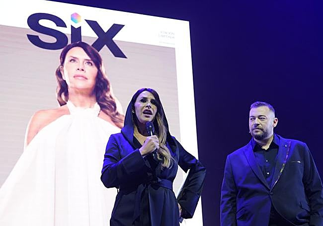 Karla Sofía Gascón, junto al director de 'Six', Iván Gelibter.