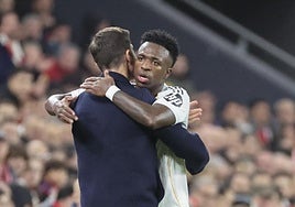 Xabi Alonso y Vinicius se dieron un sanador abrazo en San Mamés.