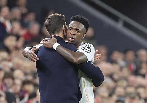 Xabi Alonso y Vinicius se dieron un sanador abrazo en San Mamés.