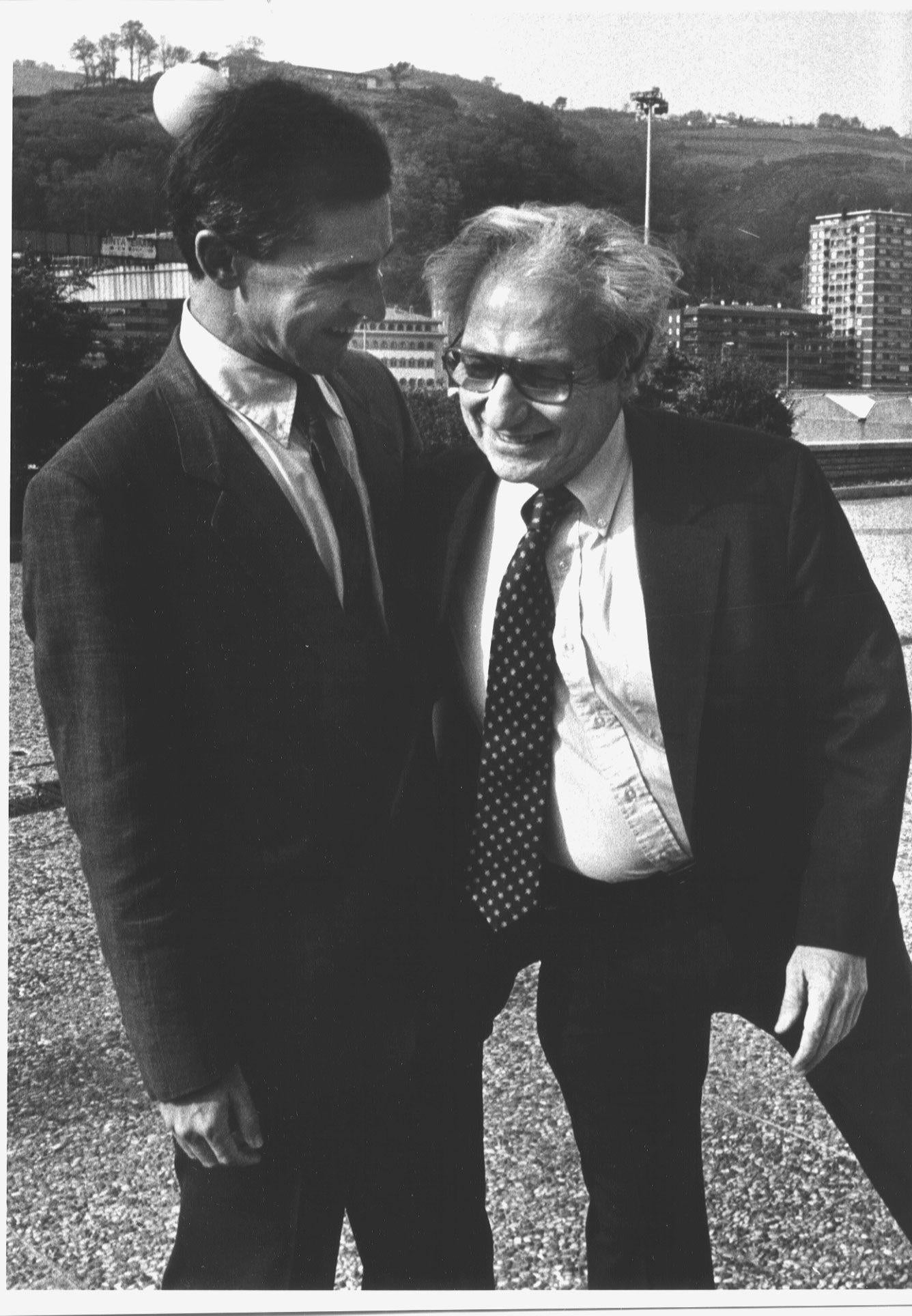 Juan Ignacio Vidarte (I), presidente de la comisión Guggenheim, con el arquitecto Frank Gehry (D), en la Campa de los Ingleses (1992).