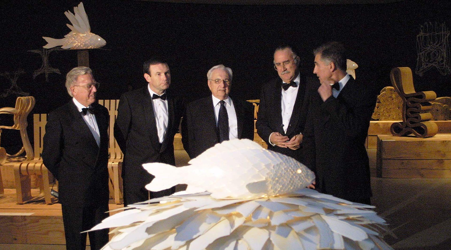 Josu Bergara , Juan Jose Ibarretxe , Frank Gehry , Iñaki Azkuna y Juan Ignacio Vidarte en el Museo Guggenheim en el Homeje a Gehry (2001)