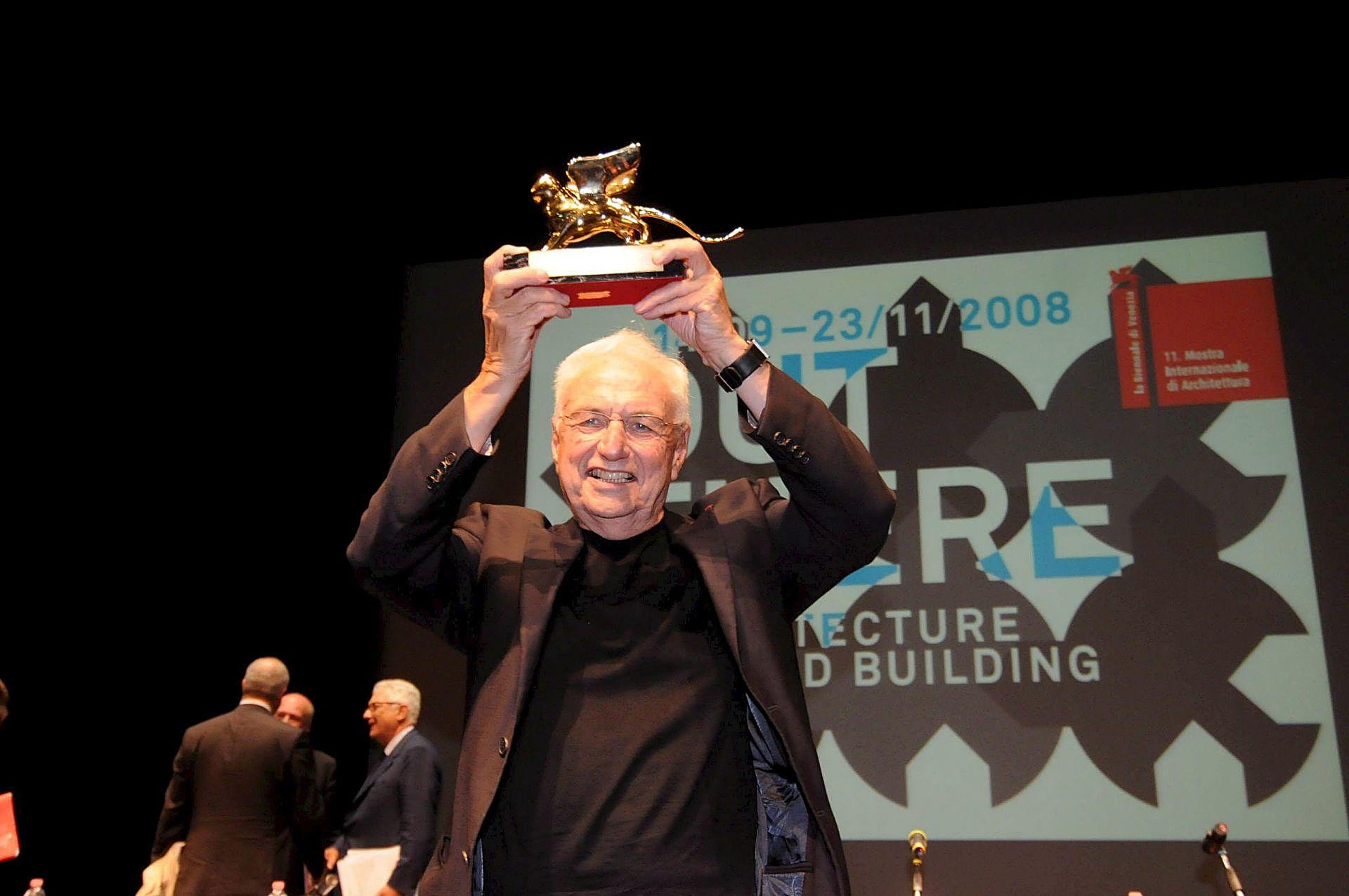 El arquitecto canadiense Frank Gehry recibe el León de Oro de la Bienal de Venecia por toda su carrera