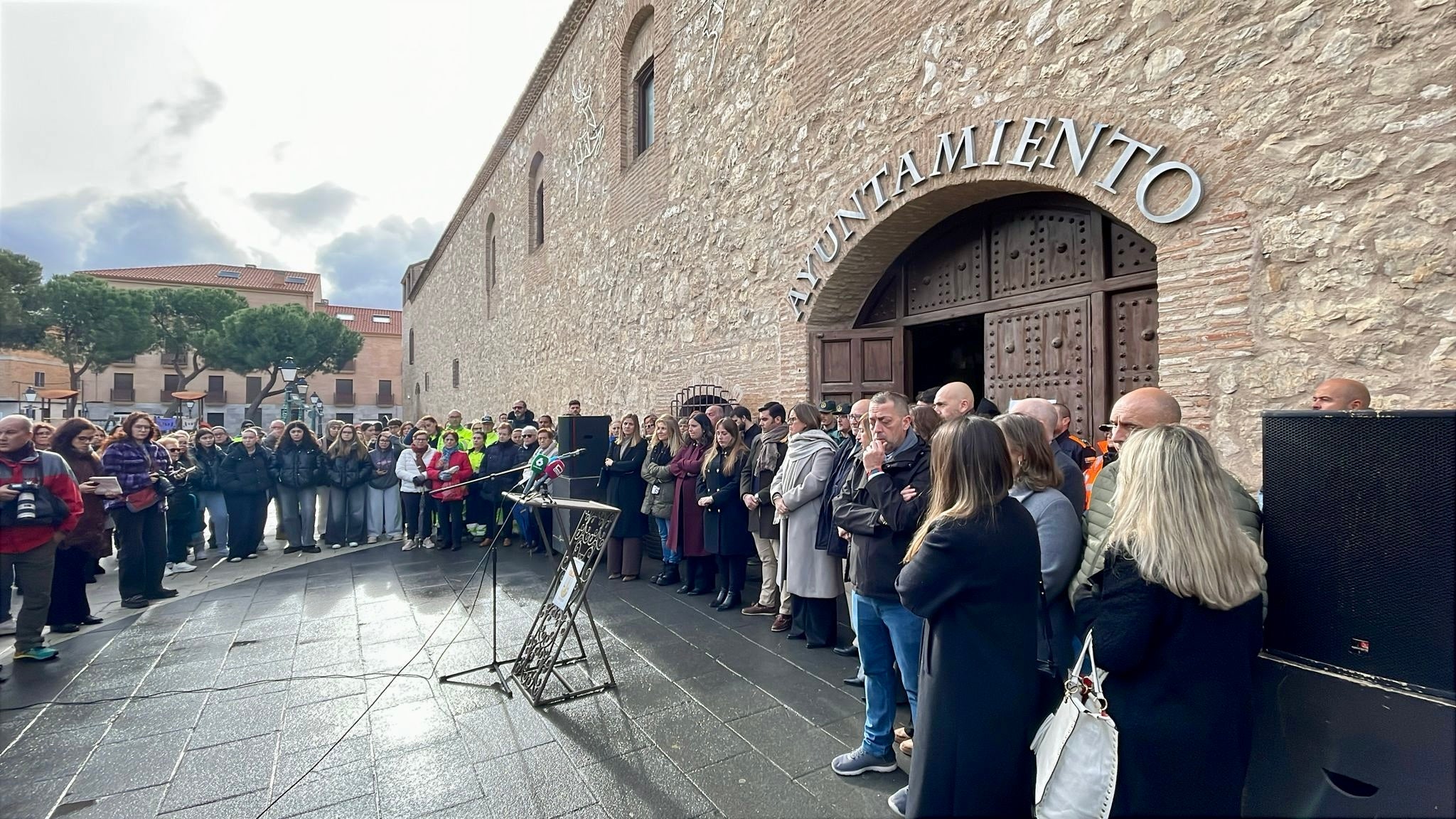 Concetración en frente del ayuntamiento de Torrijos.