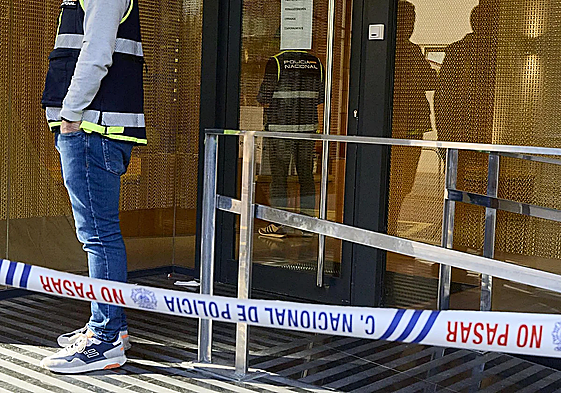 Un policía nacional en la puerta de la clínica Mireia en Alzira.