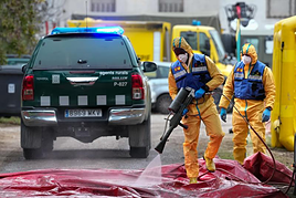 Desinfección por parte de la UME de un vehículo de los Guardias Forestales