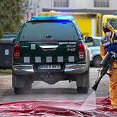 Desinfección por parte de la UME de un vehículo de los Guardias Forestales