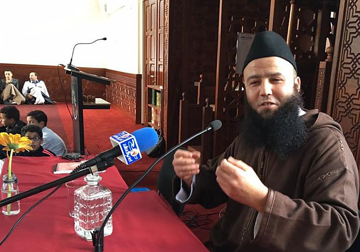 El imán absuelto Tariq Chadliuoi, con 133.000 seguidores en redes sociales, dando una conferencia.