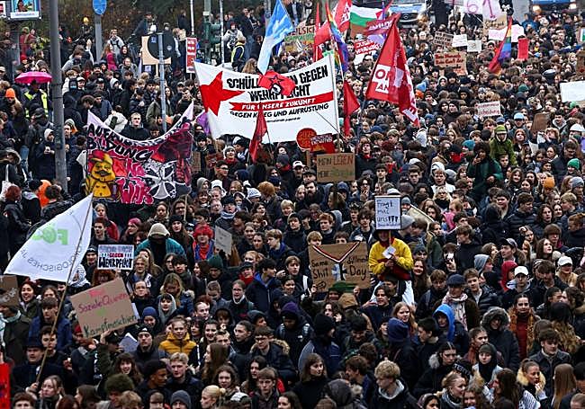 Miles de jóvenes protestaron el viernes en Berlín contra la nueva 'mili'.