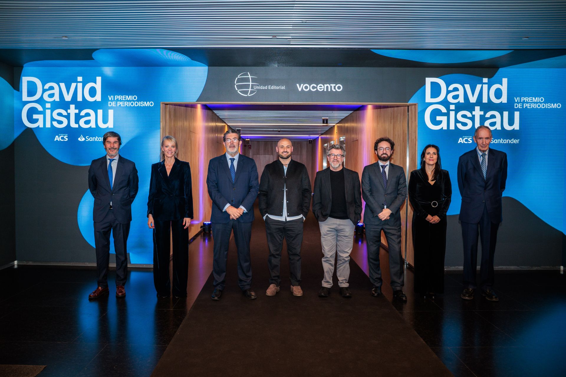 De izquierda a derecha, Bernabé Mohedano, director de Medios y Marketing Digital de Banco Santander; Romina Caponnetto, viuda de David Gistau; el director de ABC, Julián Quirós; los galardonados de esta edición, Andros Lozano y Alberto Di Lolli; el director de 'El Mundo', Joaquín Manso; la presidenta del jurado, Ana Sánchez, y el presidente de la fundación ACS, Antonio García Ferrer