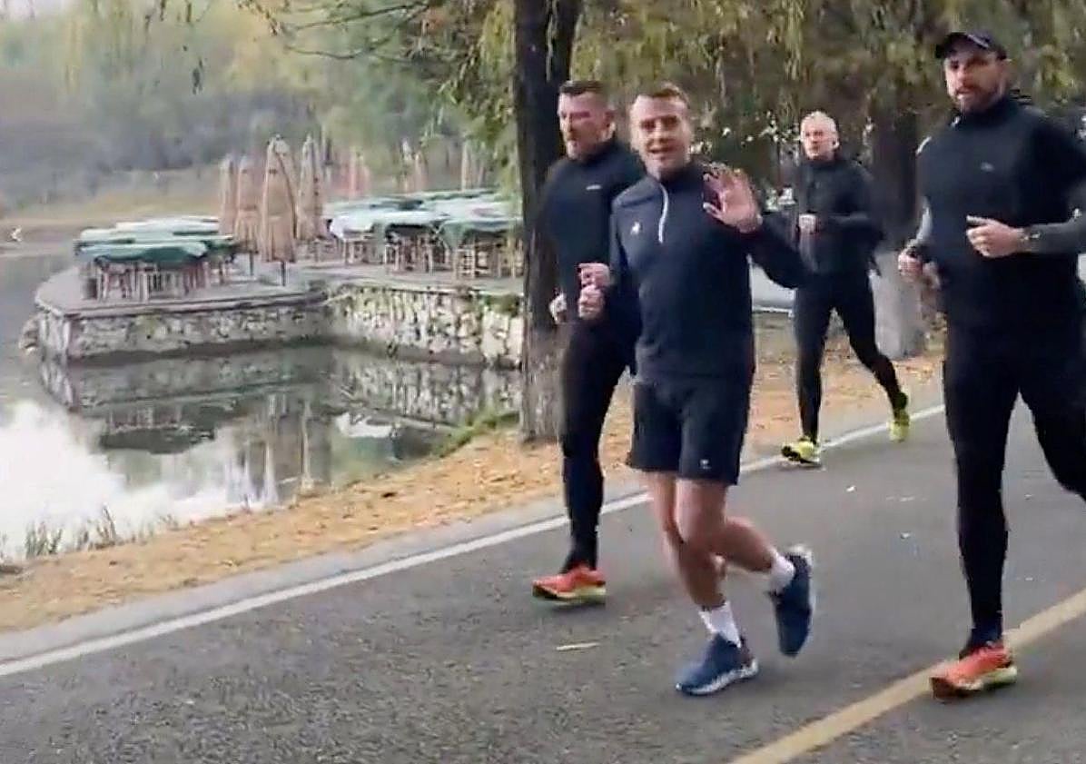 Imagen principal - Macron salió a correr por el lago Jincheng; la primera dama francesa, Brigitte Macron, visitó la base de investigación de Chengdu para la cría de pandas gigantes; el presidente galo interviene en la Universidad de Sichuan. 