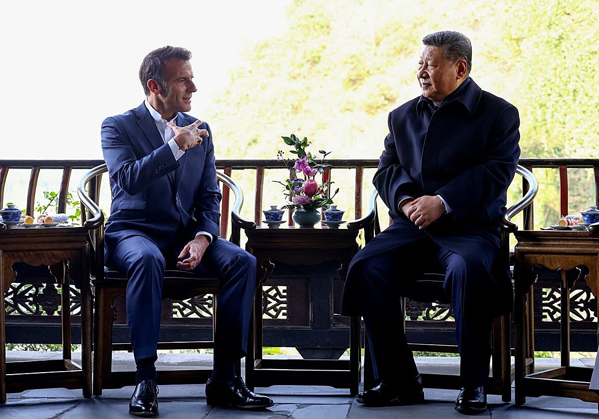 Los presidentes francés, Emmanuel Macron, y chino, Xi Jinping, hablan durante una visita a Dujiangyan.