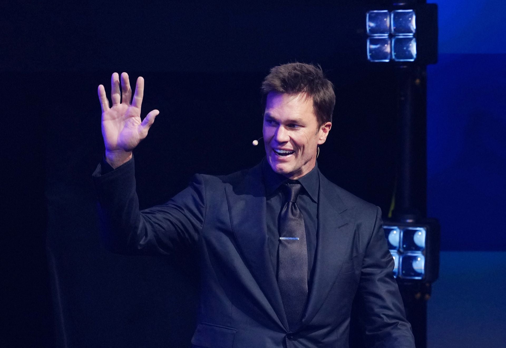 Tom Brady, legendario quarterback de la NFL, durante el sorteo del Mundial 2026.