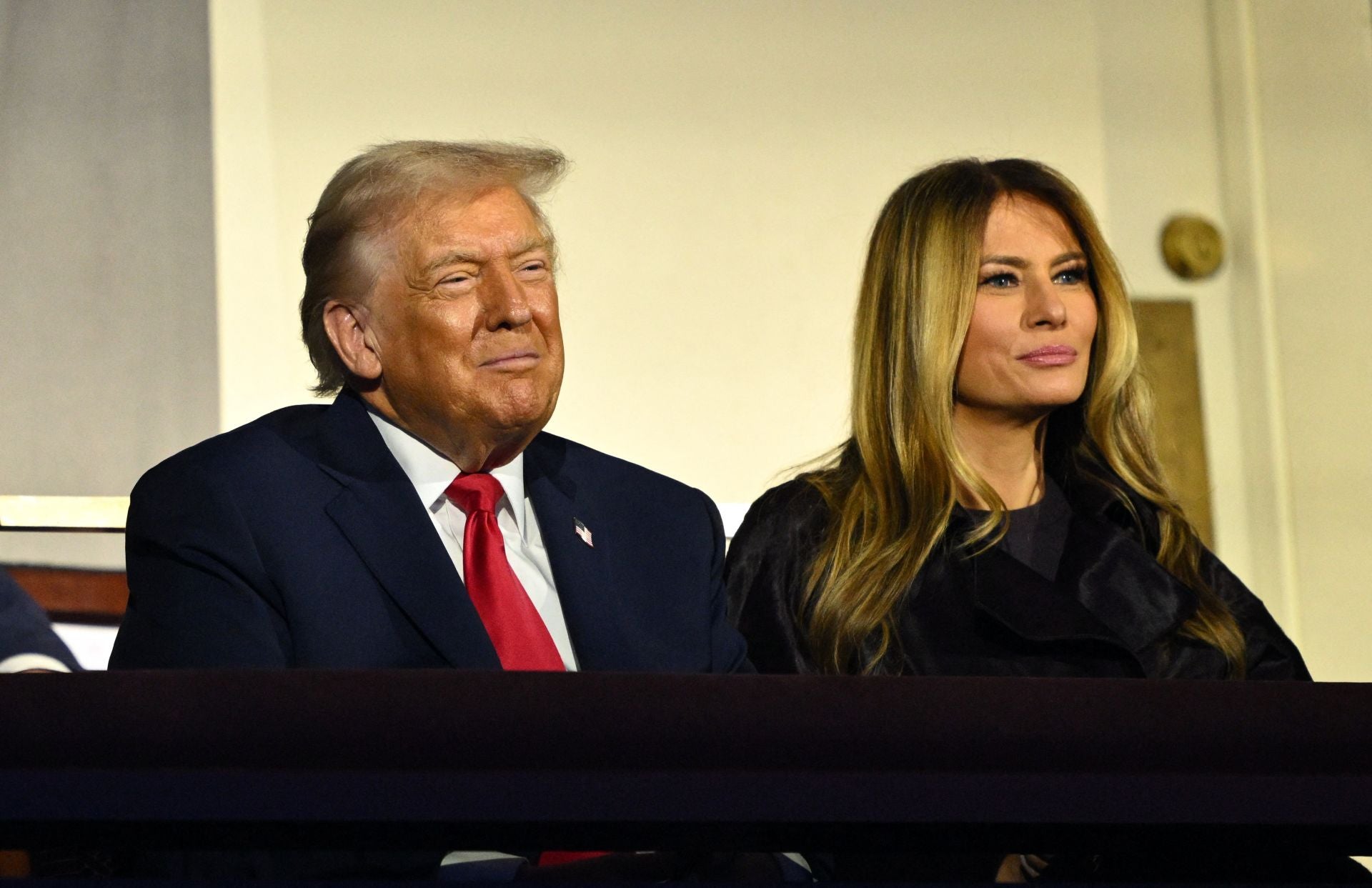 El presidente de Estados Unidos, Donald Trump, y la primera dama, Melania Trump, escuchan la intervención del presidente de la FIFA, Gianni Infantino.