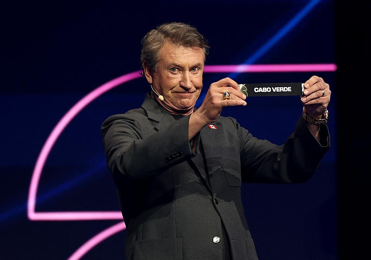 Wayne Gretzky muestra la papeleta de Cabo Verde durante el sorteo del Mundial 2026.