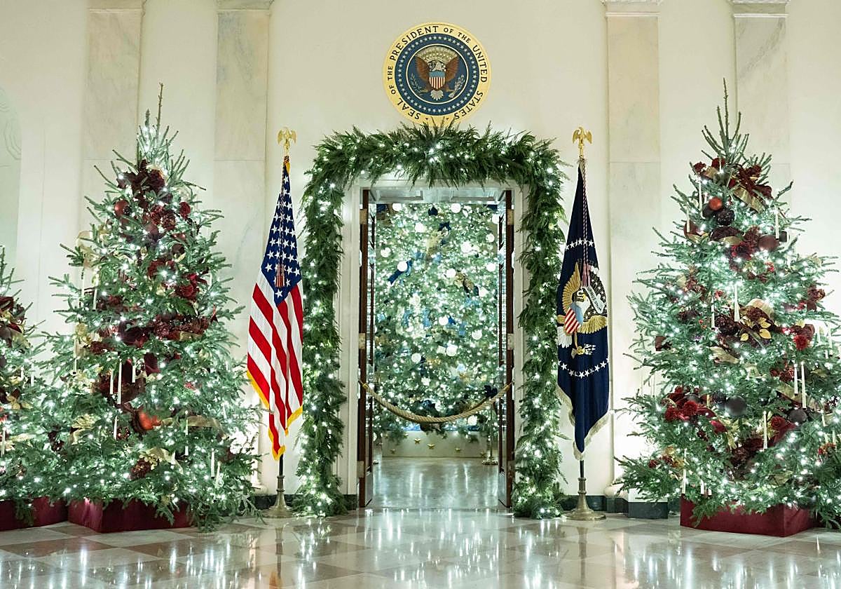El gran vestíbulo de la Casa Blanca decorado por Navidad.
