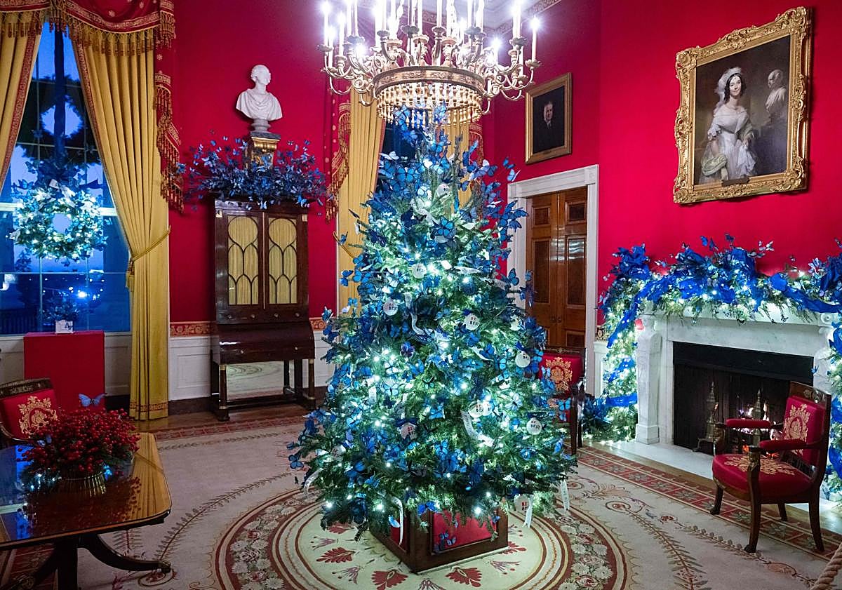 Imagen principal - Adornos navideños en el Salón Rojo; la Casa Blanca en versión galleta de jengibre en el comedor de Estado; un detalle de la decoración. 