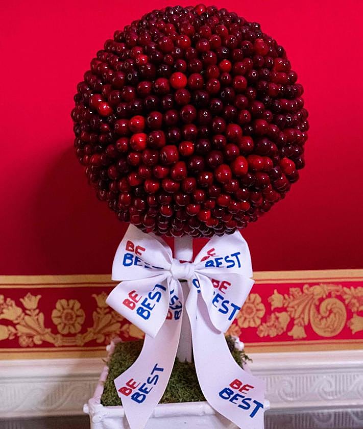 Imagen secundaria 2 - Adornos navideños en el Salón Rojo; la Casa Blanca en versión galleta de jengibre en el comedor de Estado; un detalle de la decoración. 