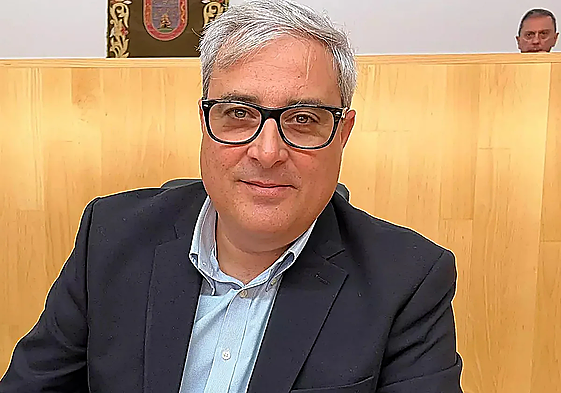 Navarro, en una imagen de archivo, en su escaño en la Diputación.