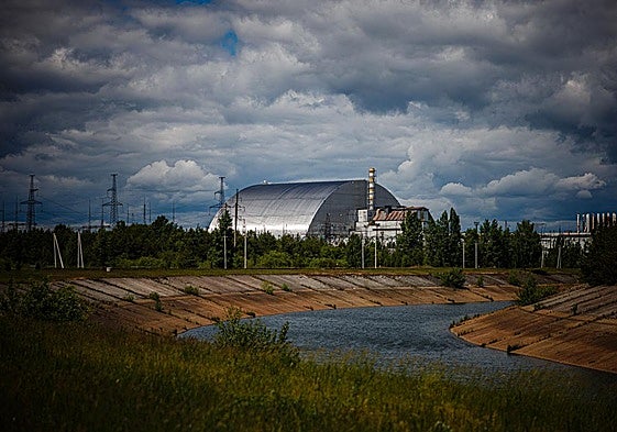 Imagen del sarcófago que cubre uno de los reactores de la central de Chernóbil.
