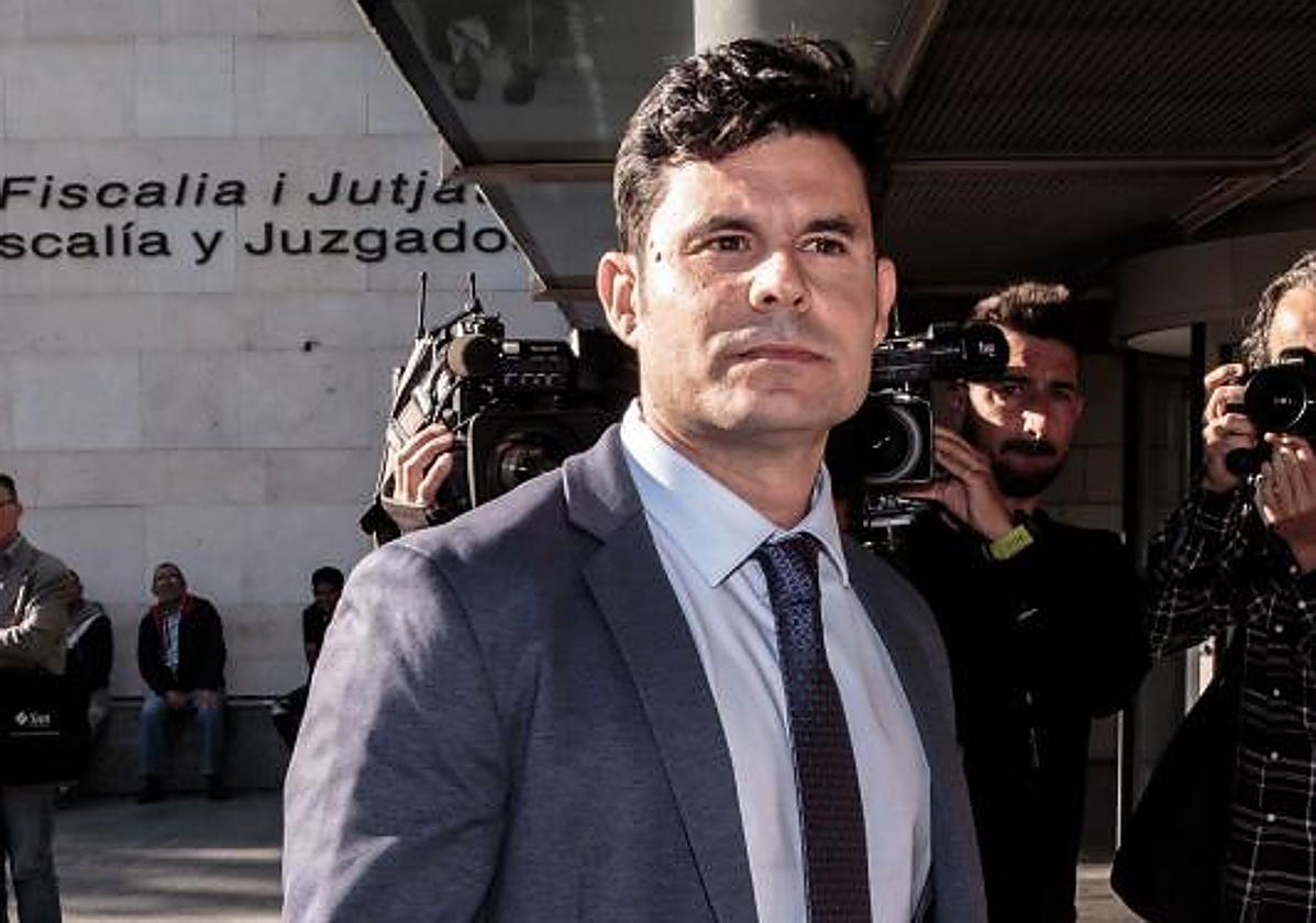 Javier Santos Seeks to Claim Paternity of Julio Iglesias in the United States