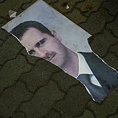 Un pedazo de un retrato de Bashar al Assad en una calle de Alepo.