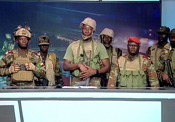 Soldados leen un comunicado ante las cámaras de la televisión pública en Benín.