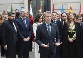 Feijóo acompañado por algunos de los presidentes autonómicos del PP y la portavoz del PP en el Congreso, Ester Muñoz.