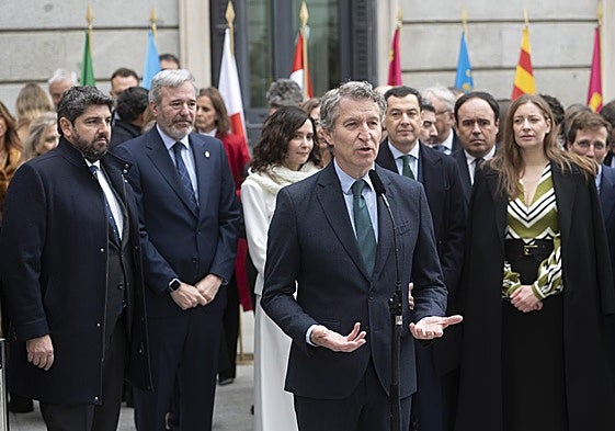 Feijóo acompañado por algunos de los presidentes autonómicos del PP y la portavoz del PP en el Congreso, Ester Muñoz.