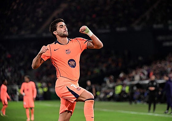 Ferran Torres celebra uno de sus tres goles al Betis.