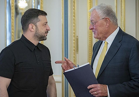 Zelenski y Kellogg durante una reunión el pasado verano en Kiev.
