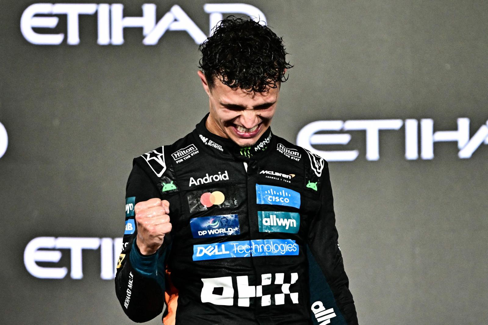 Lando Norris, con gesto de rabia y emoción contenida, en el podio del GP de Abu Dabi.