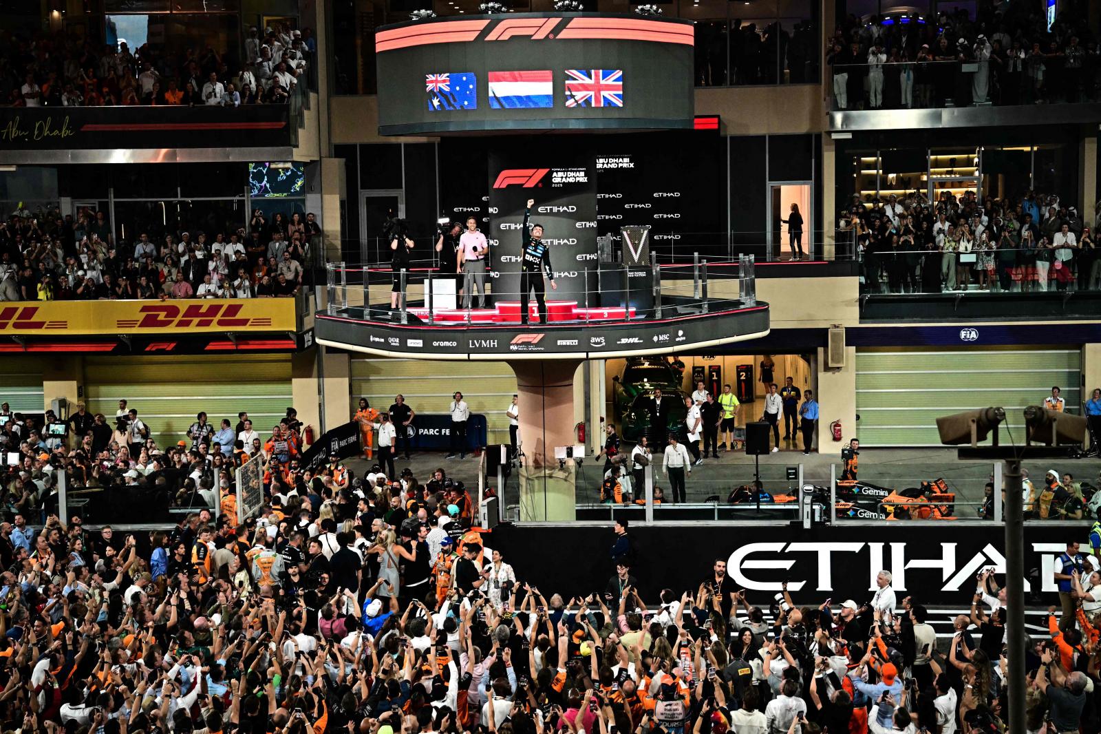 Lando Norris levanta el puño para celebrar el título de campeón del mundo.