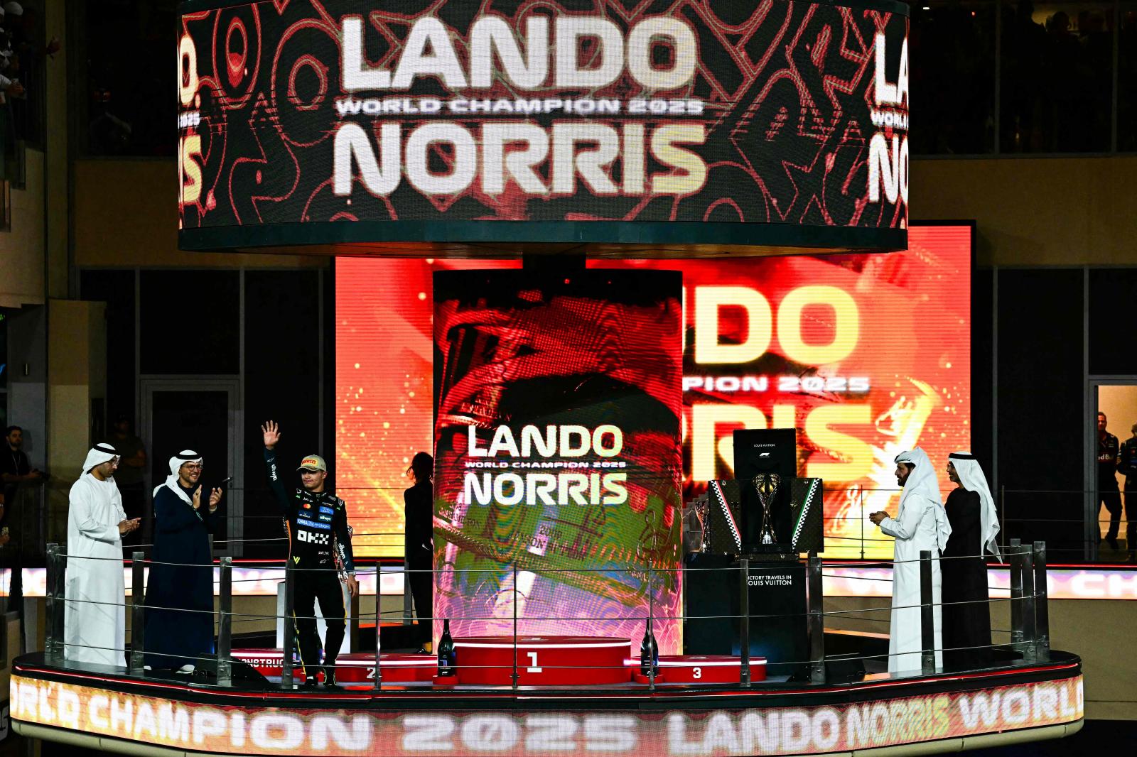 Lando Norris, en el podio especial de campeón del mundo.