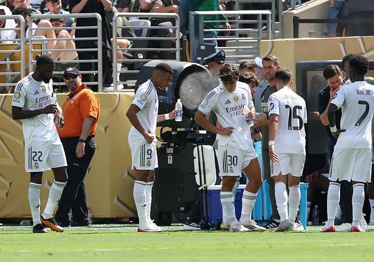 Los futbolistas del Real Madrid en una pausa de hidratación durante el pasado Mundial de Clubes.