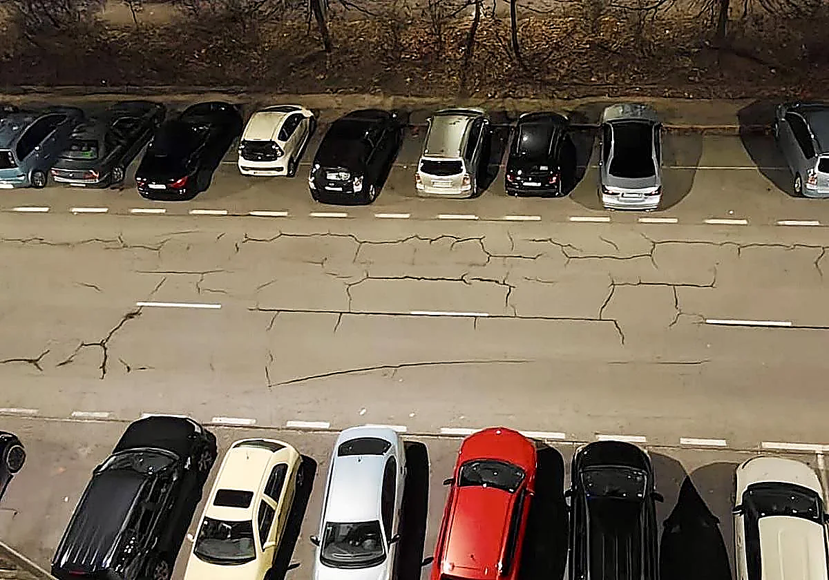 Imagen del asfalto agrietado en Lakua.