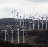 El viento tumba el precio de la luz pero el consumidor teme un alza en la factura para 2026 por los costes fijos