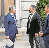Feijóo y Abascal, en el patio del Congreso.