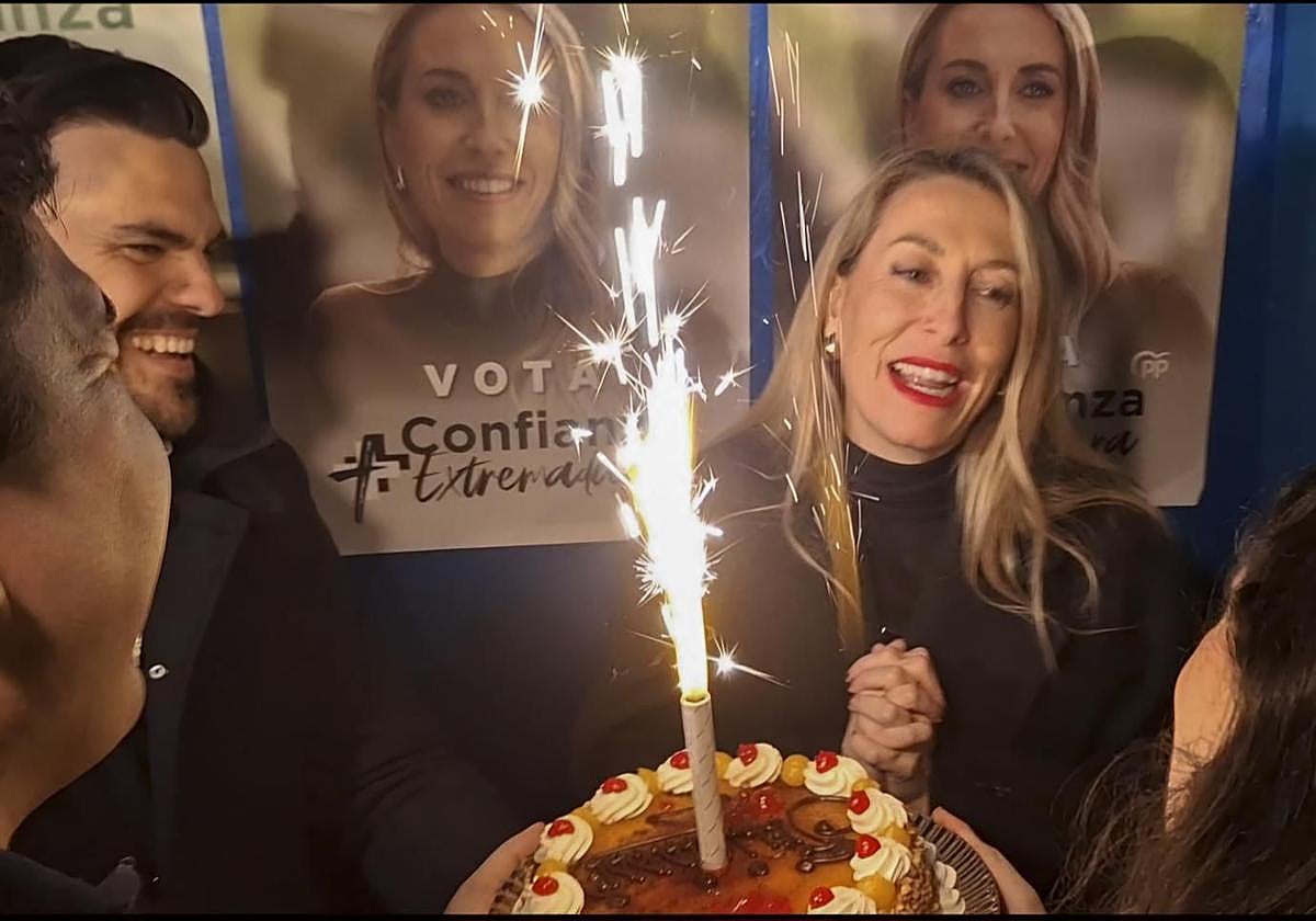 La candidata del Partido Popular a la presidencia de la Junta de Extremadura, María Guardiola, durante la tradicional pegada de carteles que da inicio a la campaña electoral.