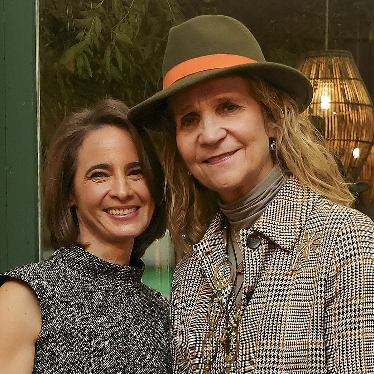 Por qué se dice que Laurence Debray, la francesa que ha escrito las memorias de rey Juan Carlos, es la quinta infanta (y quiénes son las otras cuatro)