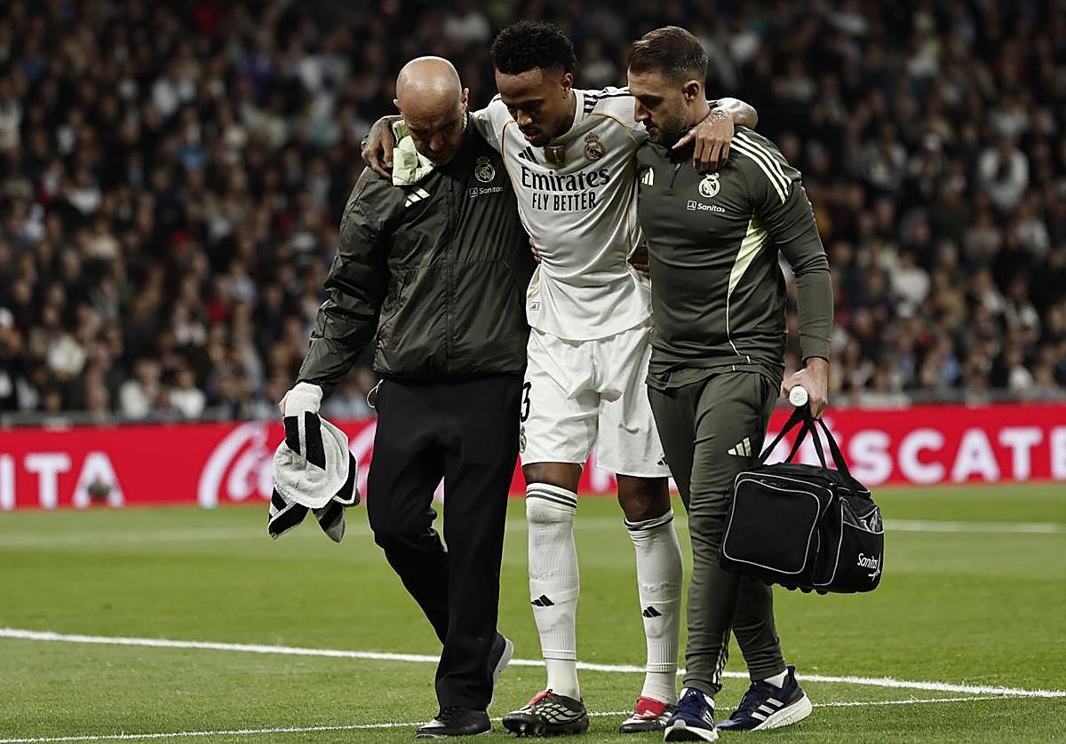 Eder Militao leaves the field after getting injured against Celta.