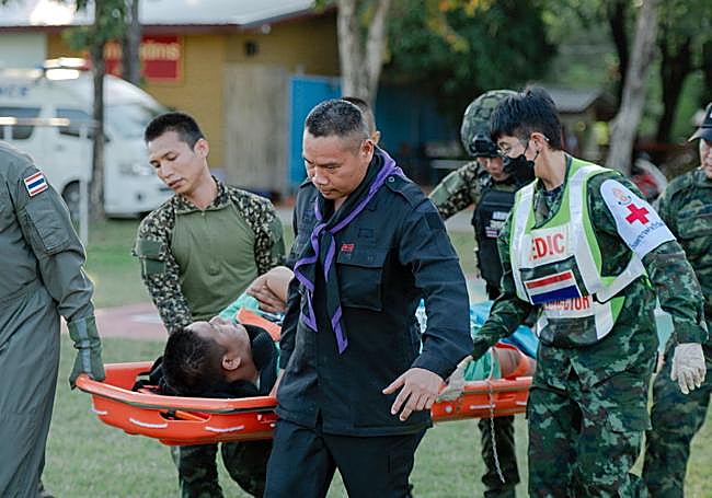 Un soldado tailandés herido es trasladado a un hospital en la provincia de Si Sa Ket.