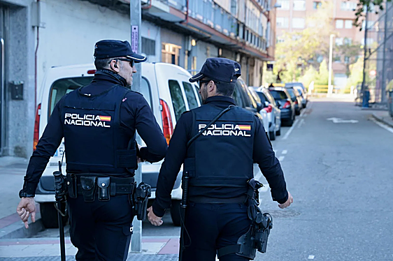 Agentes de la Policía Nacional patrullan en un barrio de Valladolid.