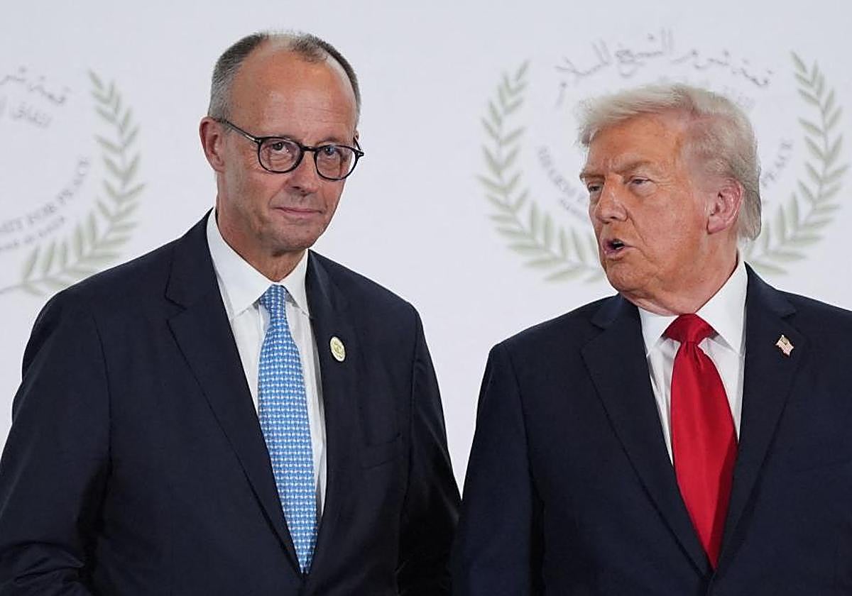 El presidente de Estados Unidos, Donald Trump, saluda al canciller alemán, Friedrich Merz.