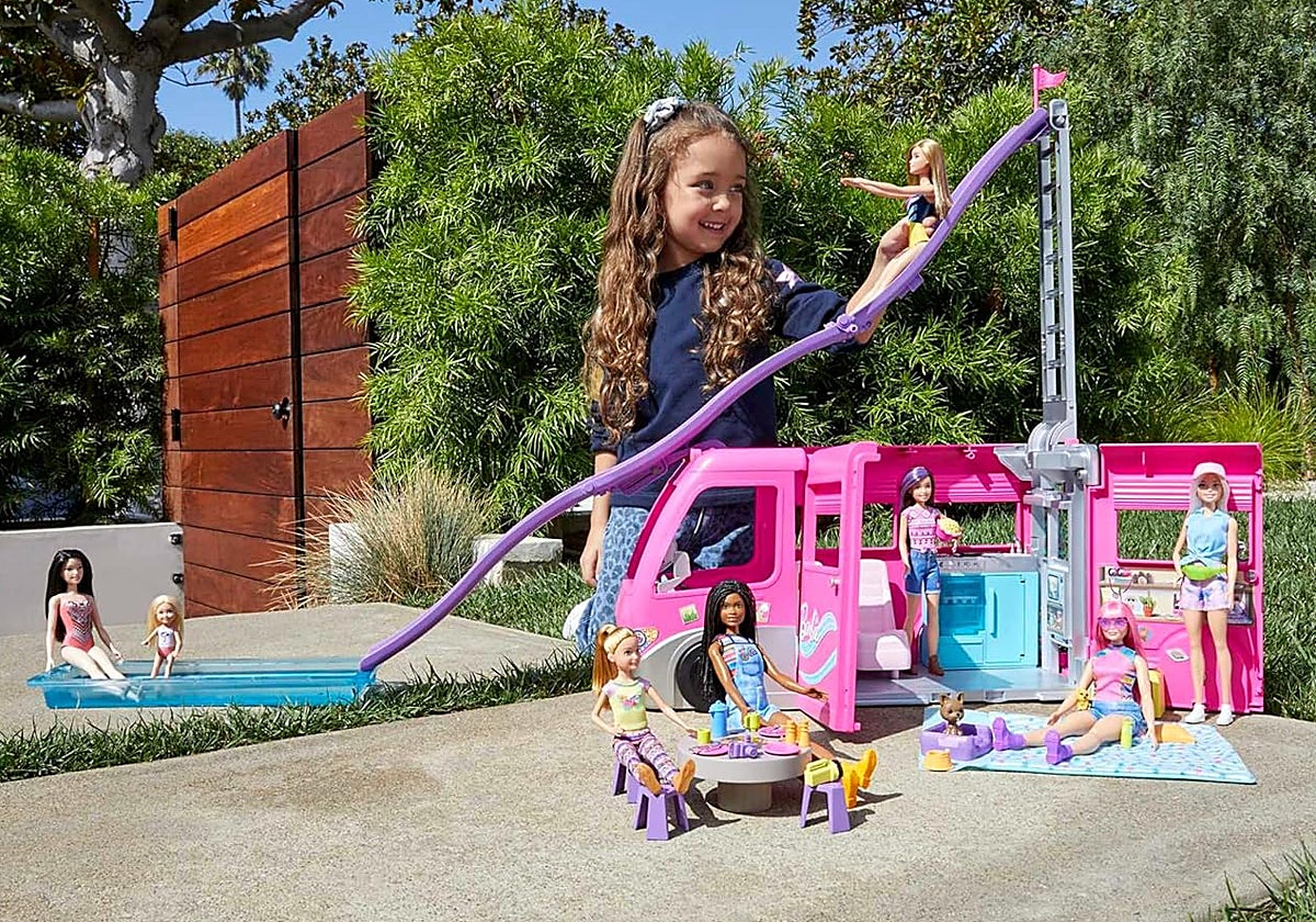 Convierte cualquier día en una aventura con la caravana de Barbie y sus 60 accesorios