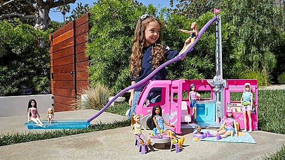 Convierte cualquier día en una aventura con la caravana de Barbie y sus 60 accesorios
