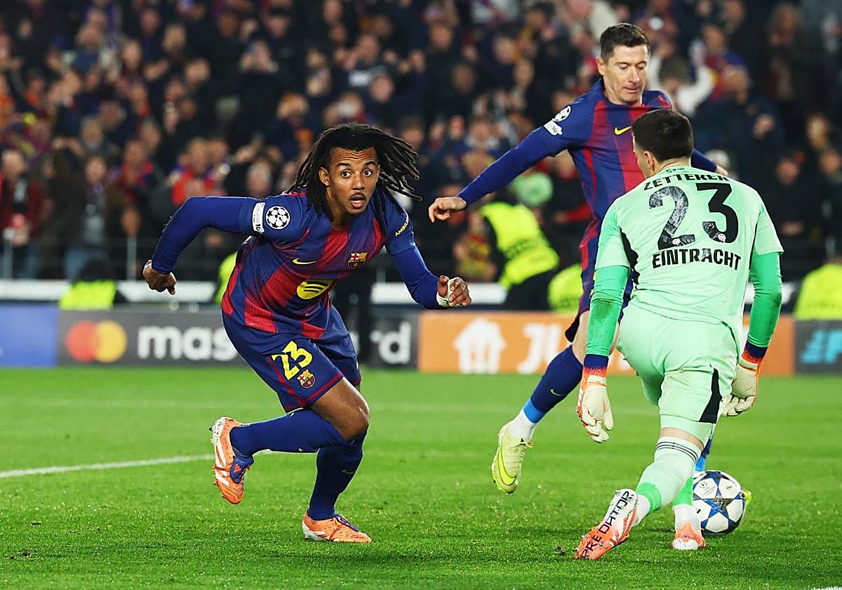 Koundé celebra el primero de sus goles ante el Eintracht.