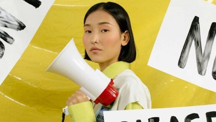 Consejo de una psicóloga para ofendiditos recalcitrantes: hay que dejar de nadar a contracorriente