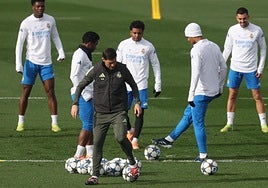 Xabi Alonso y sus futbolistas, durante el entrenamiento de este martes.